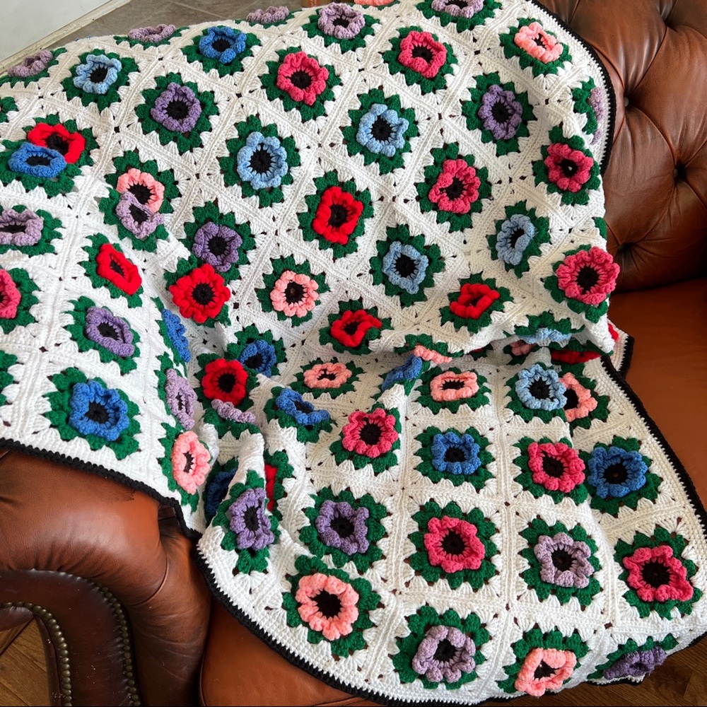 Beautiful VTG Handmade Flower Afghan Blanket